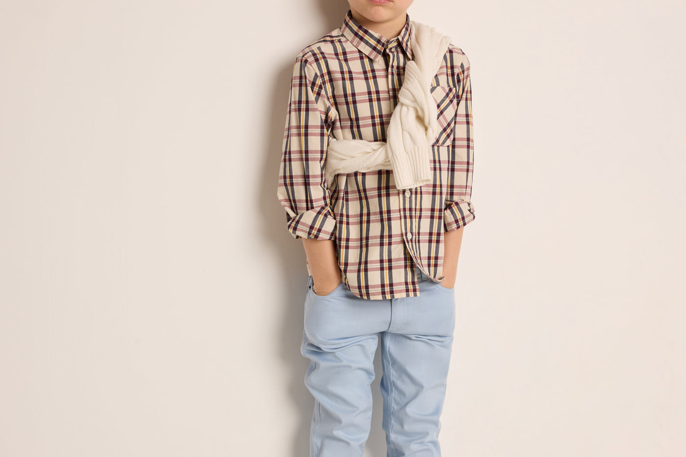 Invierno 2023 look con cárdigan blanco de niño
