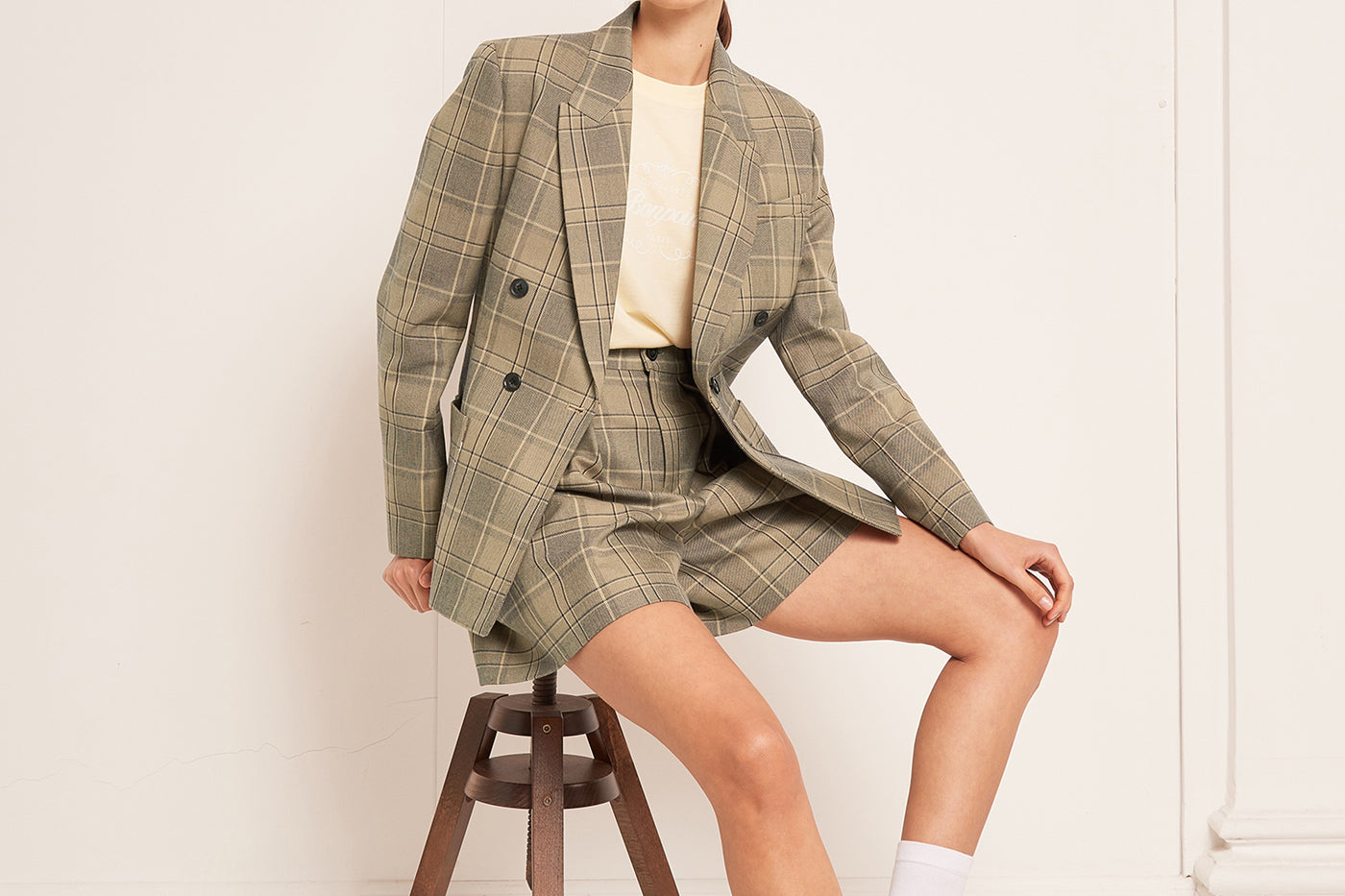 VERANO 2023 LOOK CON CHAQUETA DE CUADROS DE MUJER