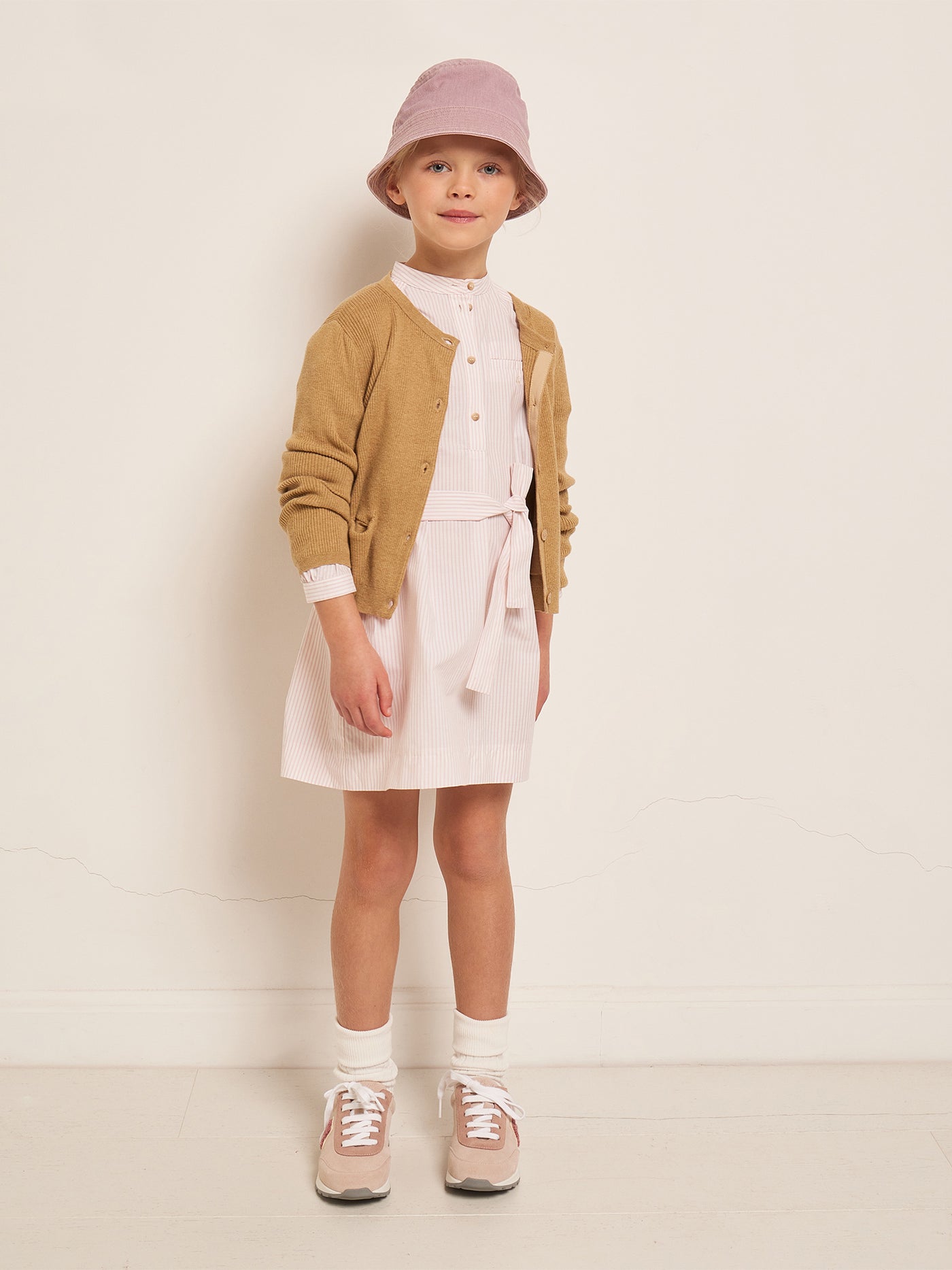 VERANO 2023 LOOK CON VESTIDO DE RAYAS ROSA DE NIÑA