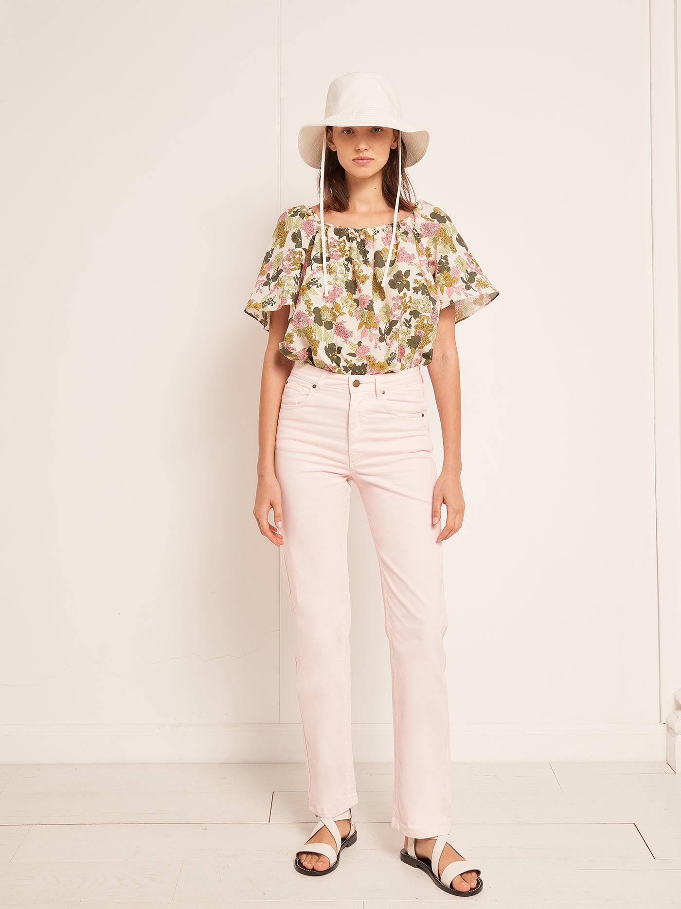 VERANO 2023 LOOK CON BLUSA FLORAL DE MUJER