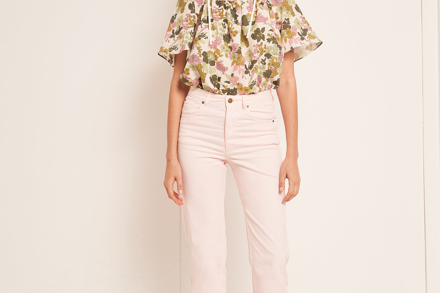 VERANO 2023 LOOK CON BLUSA FLORAL DE MUJER
