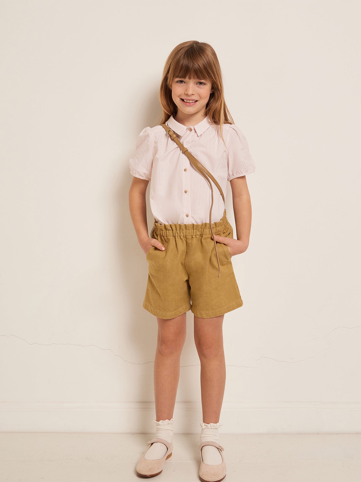 VERANO 2023 LOOK CON BERMUDA MARRÓN DE NIÑA