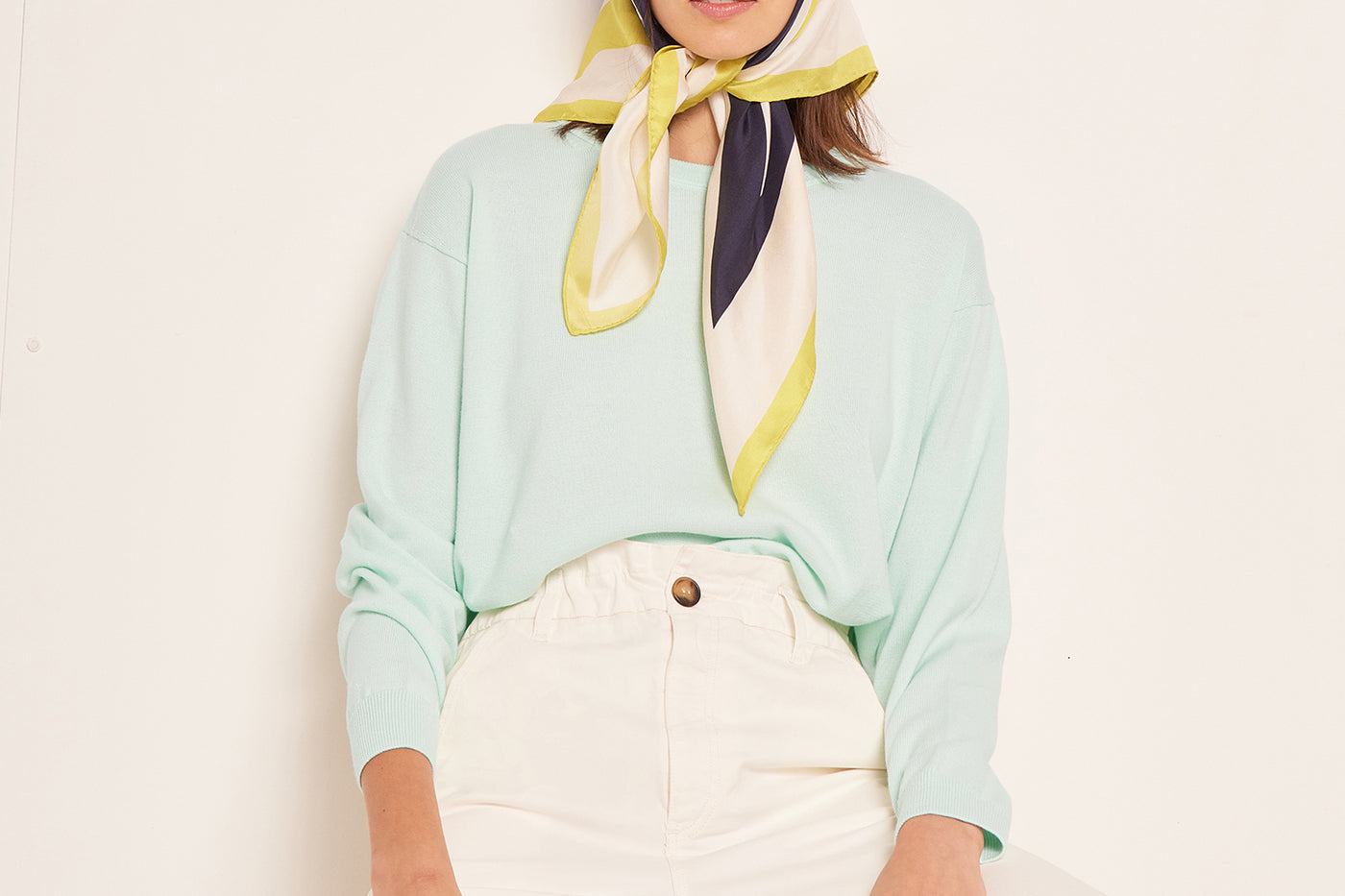 VERANO 2023 LOOK CON JERSEY AZUL DE MUJER