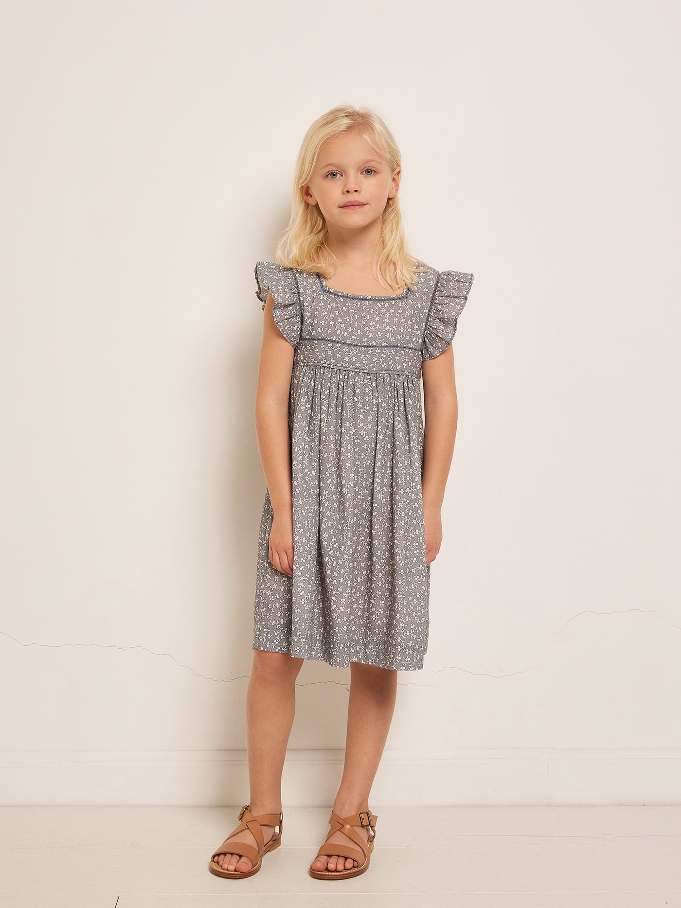 VERANO 2023 LOOK CON VESTIDO GRIS DE NIÑA