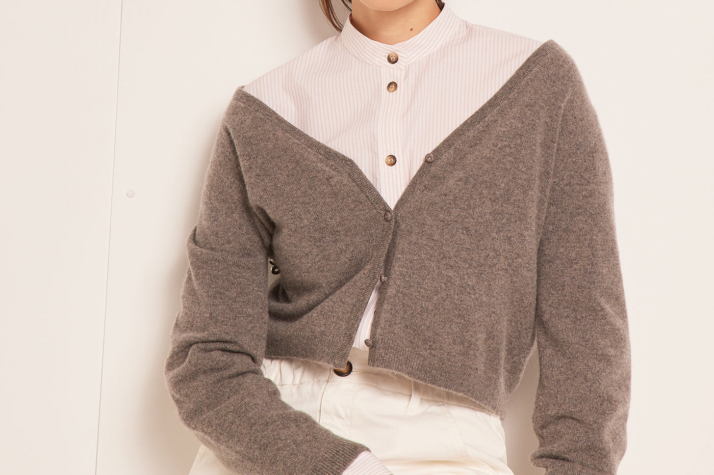 VERANO 2023 LOOK CON CÁRDIGAN GRIS DE MUJER