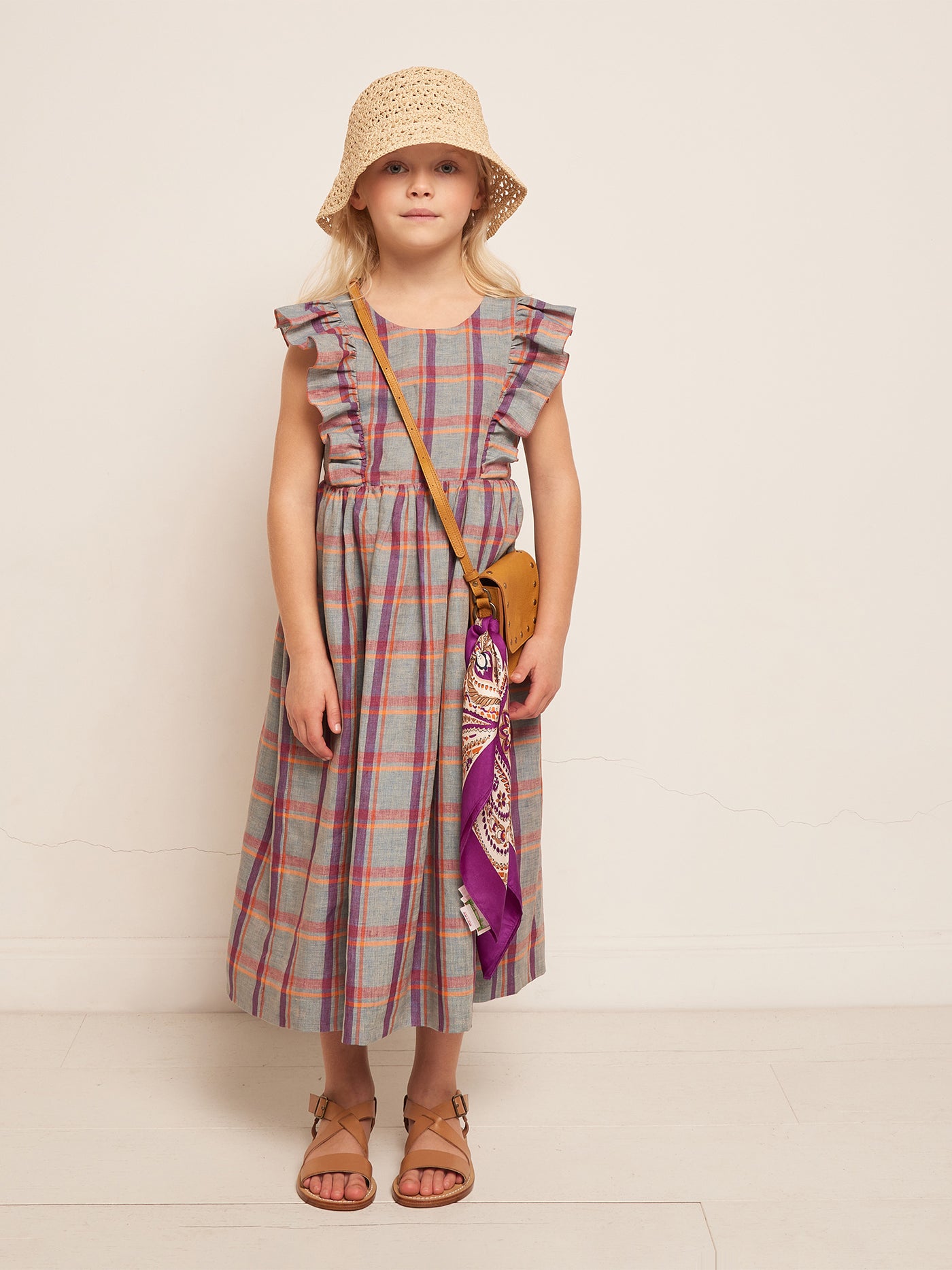 VERANO 2023 LOOK CON VESTIDO LARGO DE CUADROS DE NIÑA