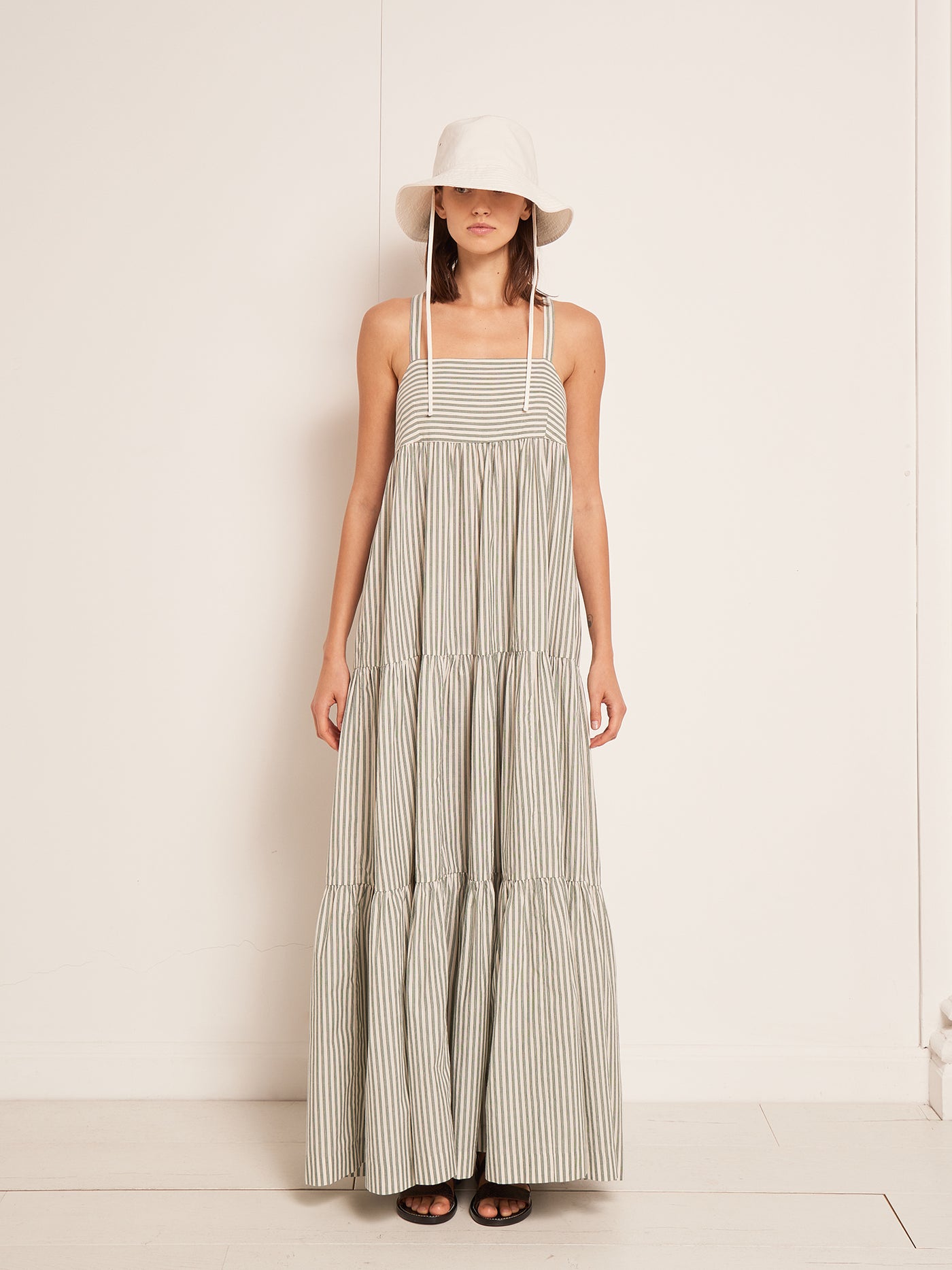 VERANO 2023 LOOK CON VESTIDO LARGO DE MUJER