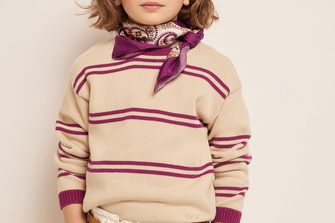 VERANO 2023 LOOK CON SUDADERA DE RAYAS DE NIÑA