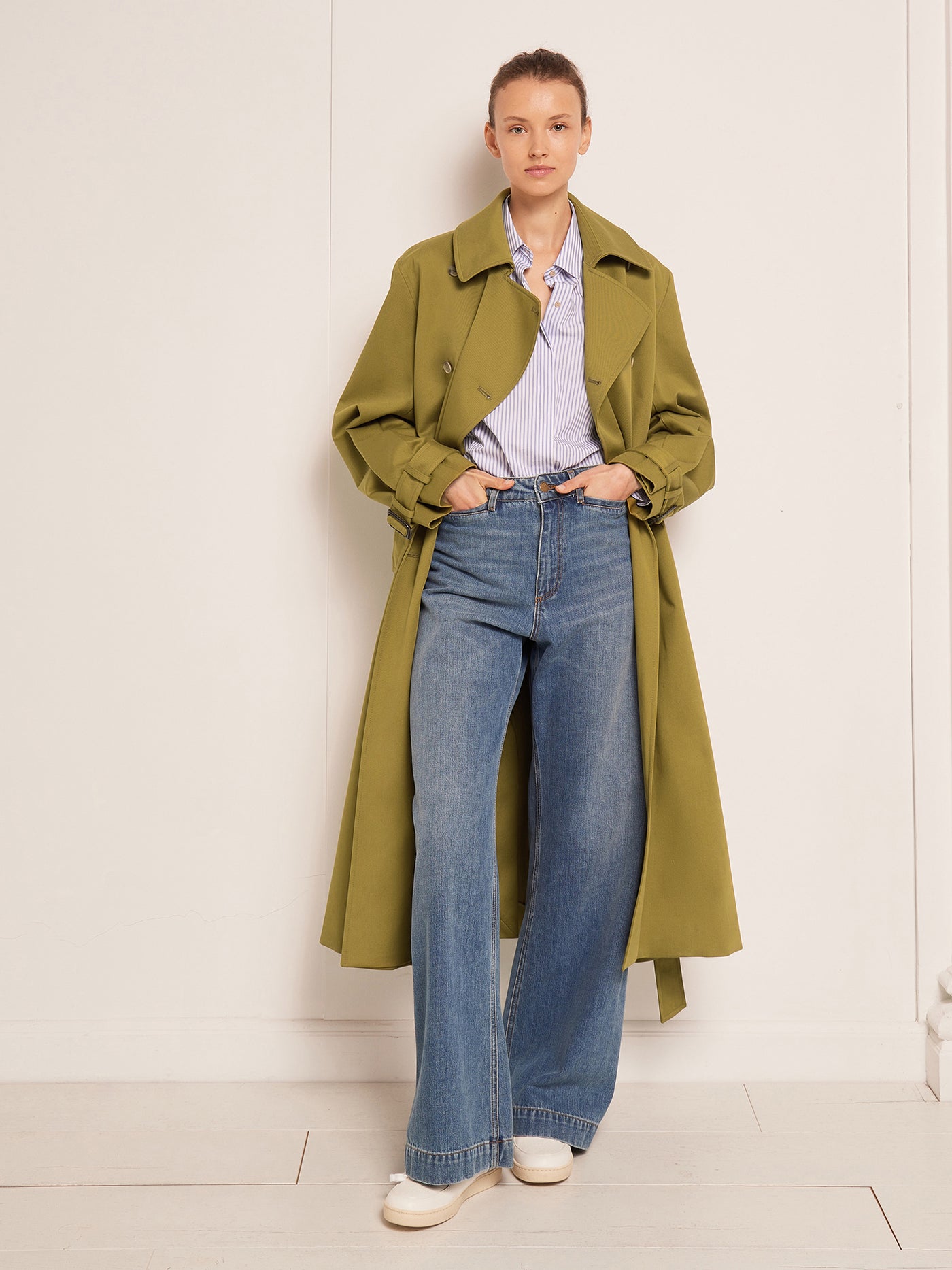 VERANO 2023 LOOK CON ABRIGO OCRE DE MUJER