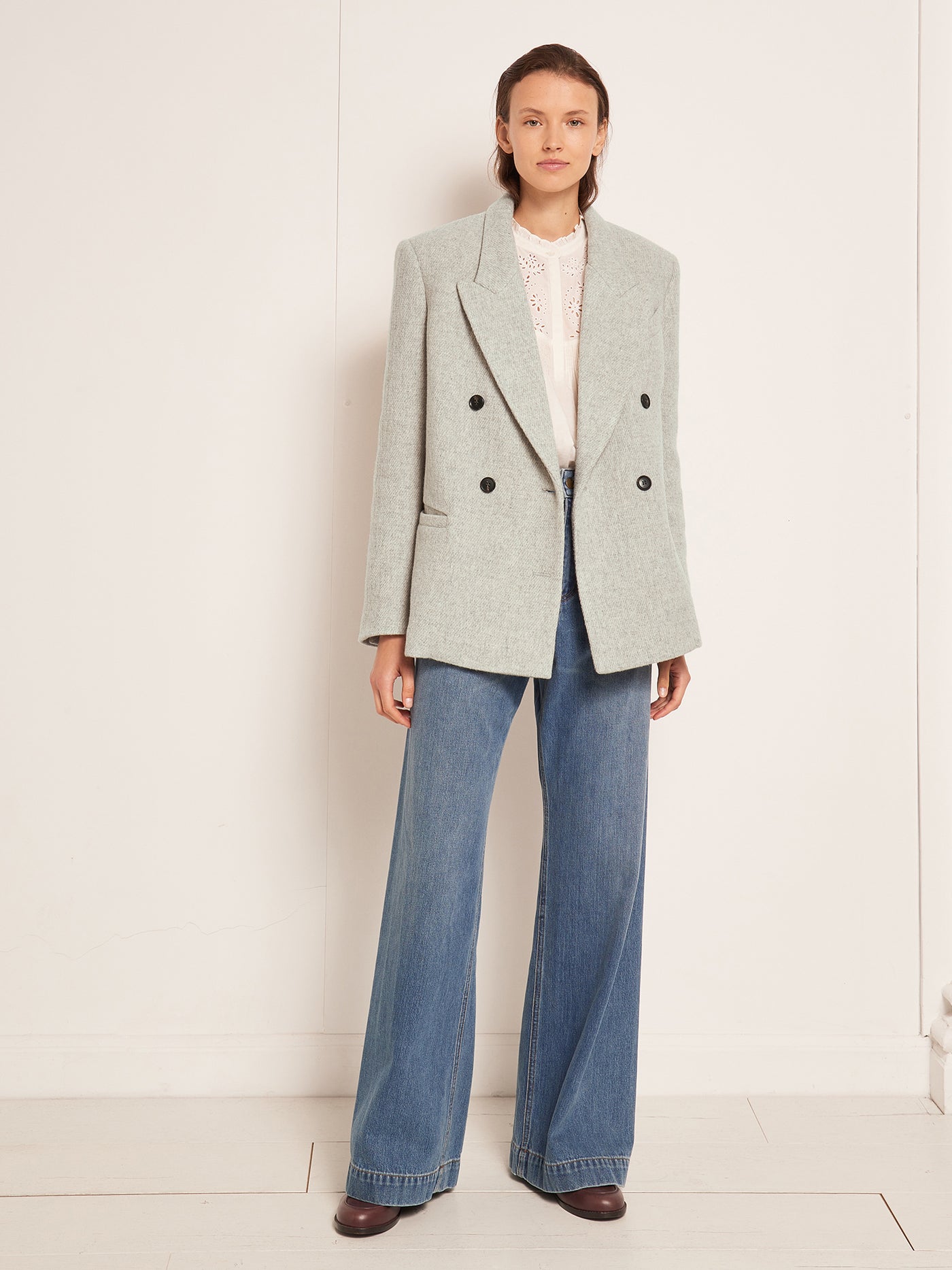 VERANO 2023 LOOK CON ABRIGO GRIS DE MUJER