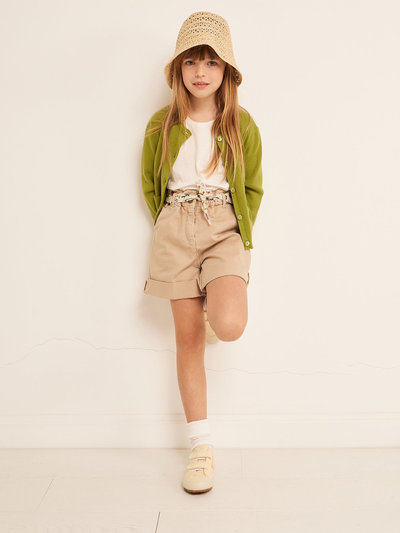 VERANO 2023 LOOK CON CÁRDIGAN VERDE DE NIÑA