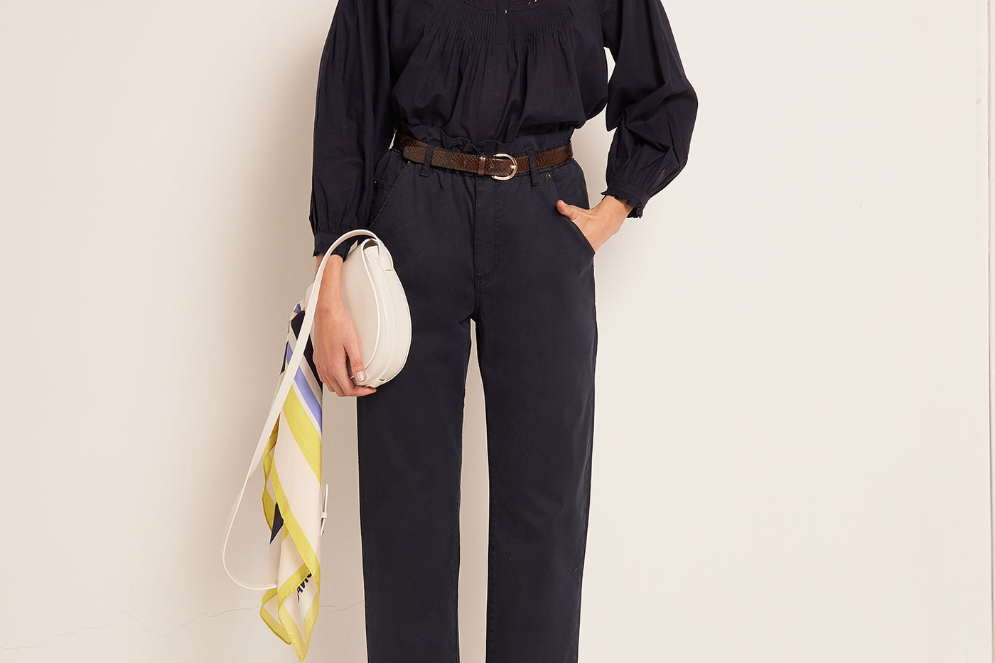 VERANO 2023 LOOK CON CAMISA AZUL MARINO DE MUJER