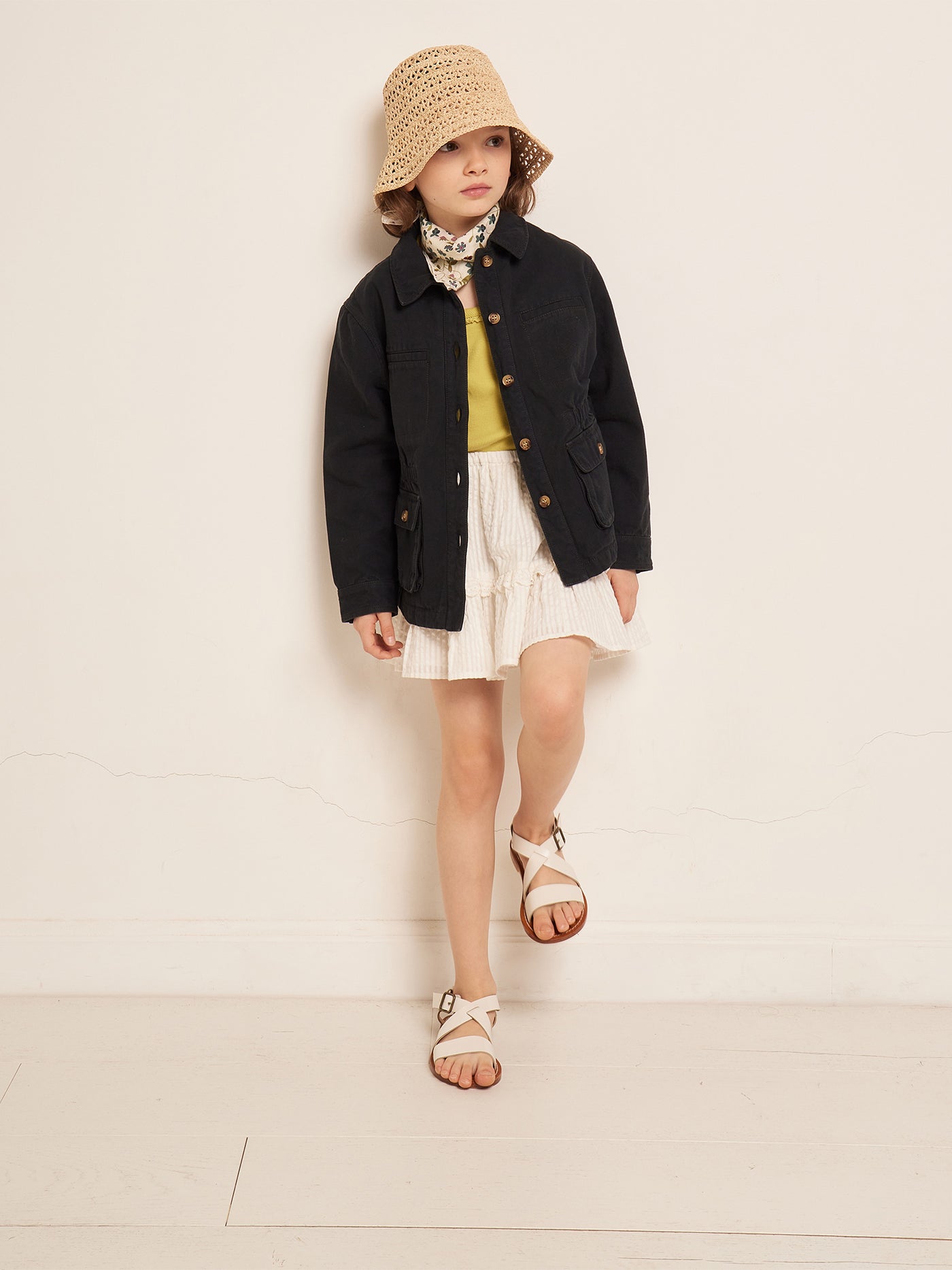 VERANO 2023 LOOK CON CHAQUETA NEGRA DE NIÑA