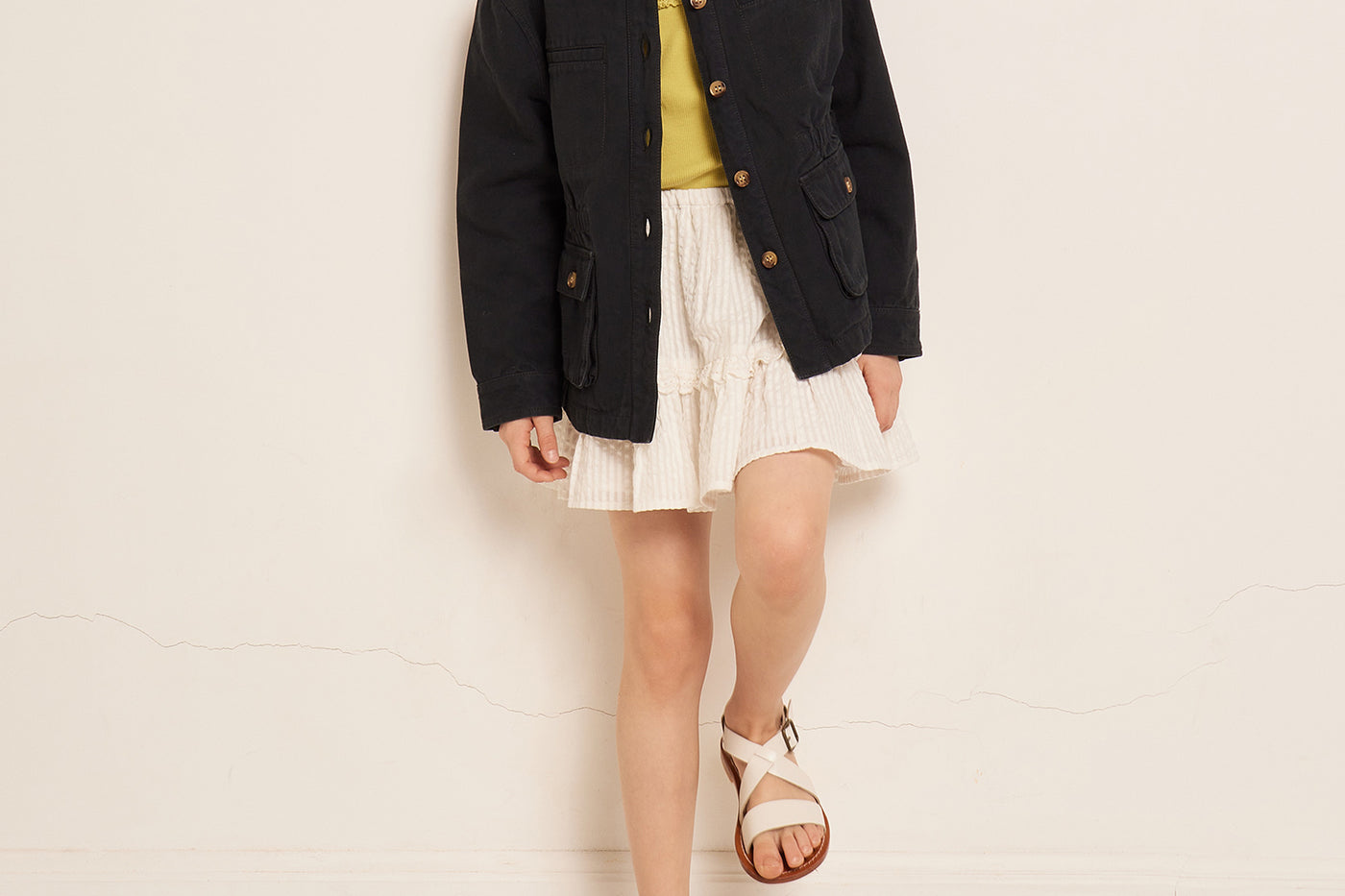 VERANO 2023 LOOK CON CHAQUETA NEGRA DE NIÑA