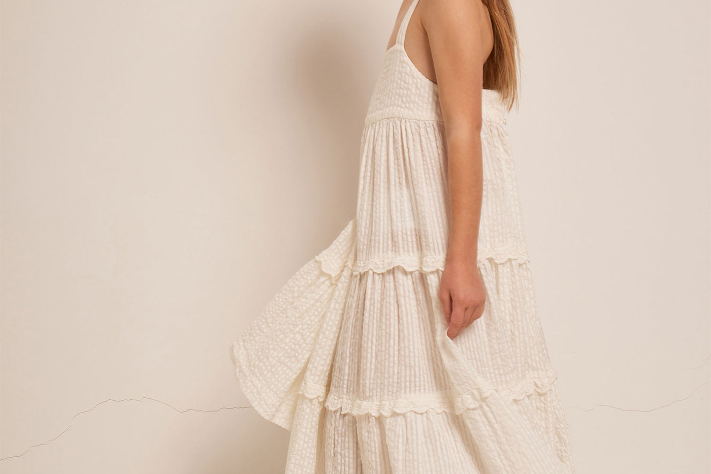 VERANO 2023 LOOK CON VESTIDO BLANCO LARGO DE NIÑA