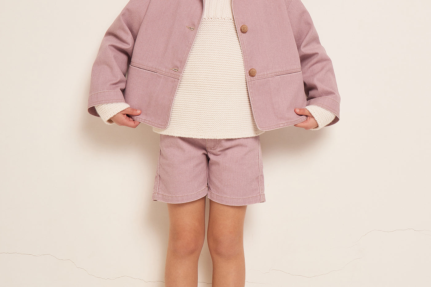 VERANO 2023 LOOK CON CHAQUETA MORADA DE NIÑA