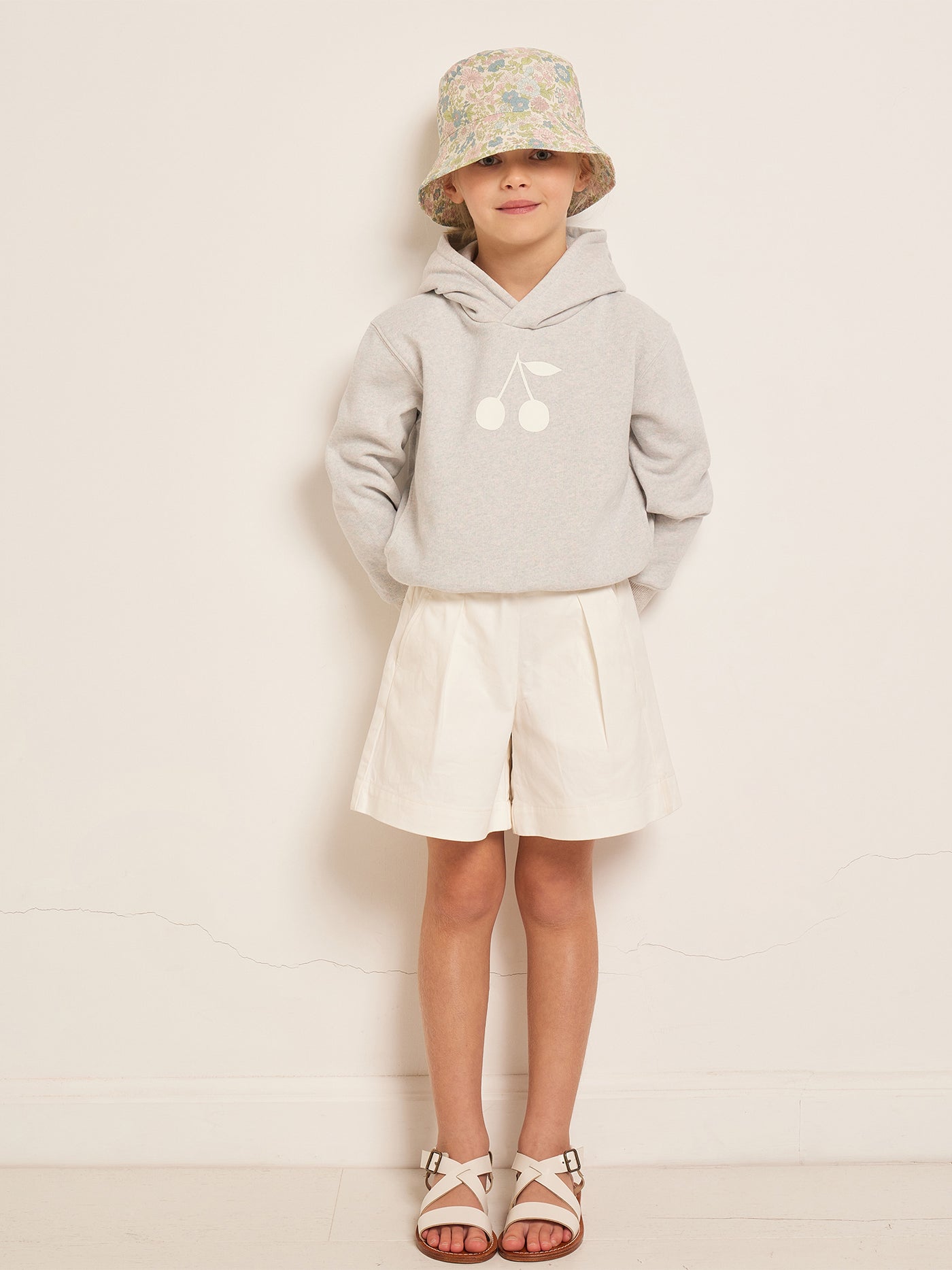 VERANO 2023 LOOK CON SUDADERA GRIS DE NIÑA
