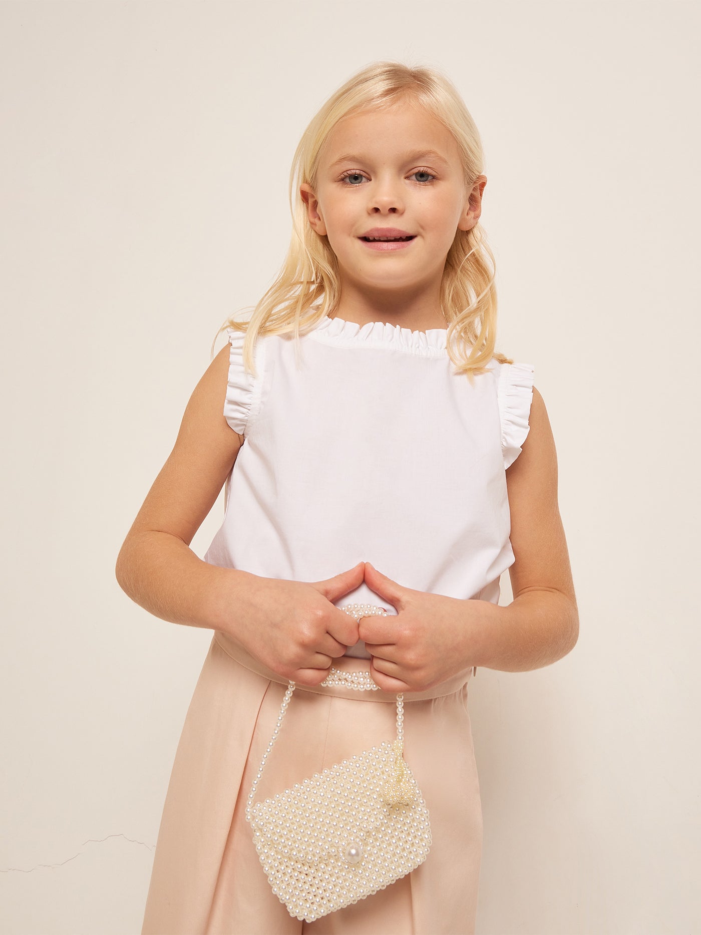 VERANO 2023 LOOK CON BLUSA BLANCA DE NIÑA
