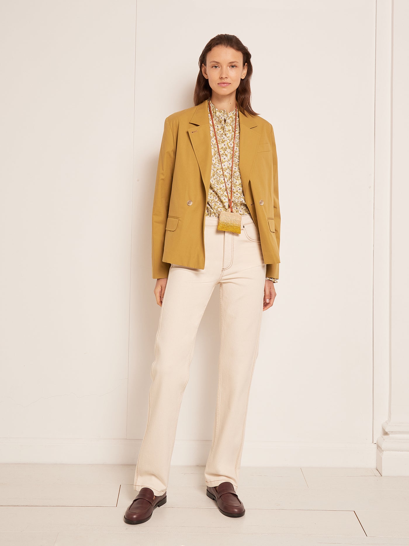 VERANO 2023 LOOK CON CHAQUETA OCRE DE MUJER