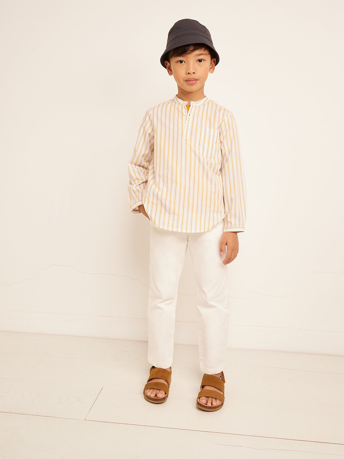 VERANO 2023 LOOK CON CAMISA DE RAYAS DE NIÑO