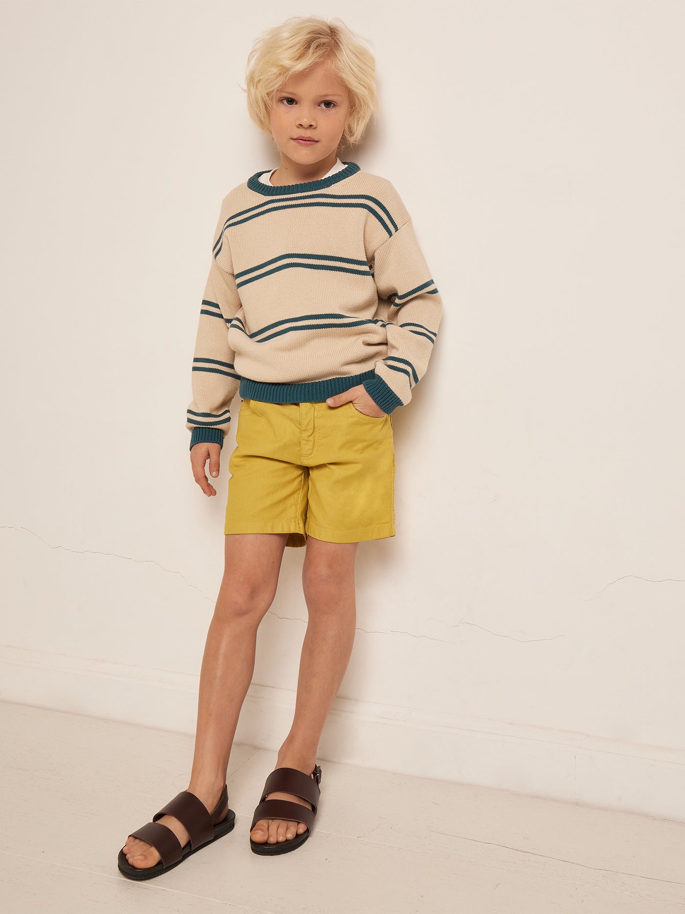 VERANO 2023 LOOK CON SUDADERA DE RAYAS DE NIÑO