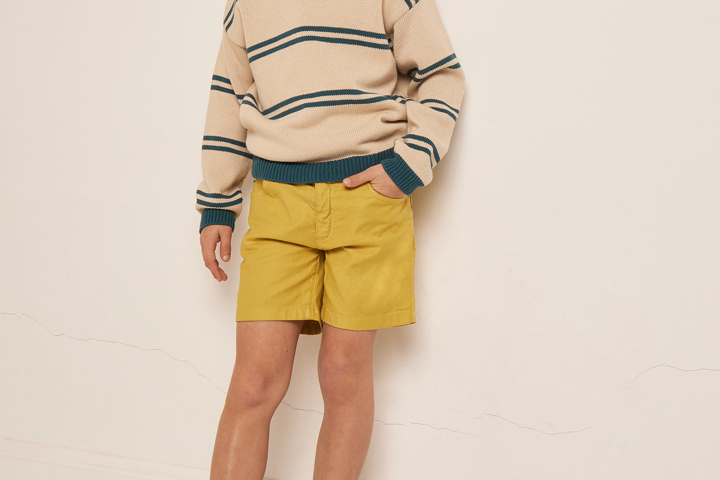 VERANO 2023 LOOK CON SUDADERA DE RAYAS DE NIÑO