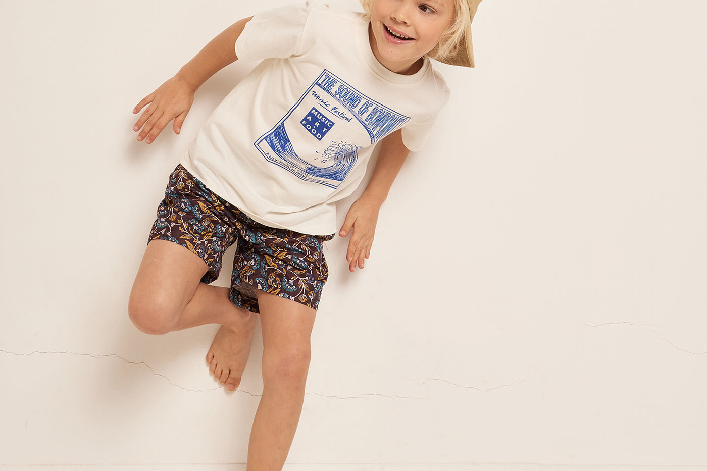 VERANO 2023 LOOK CON CAMISETA BLANCA DE NIÑO