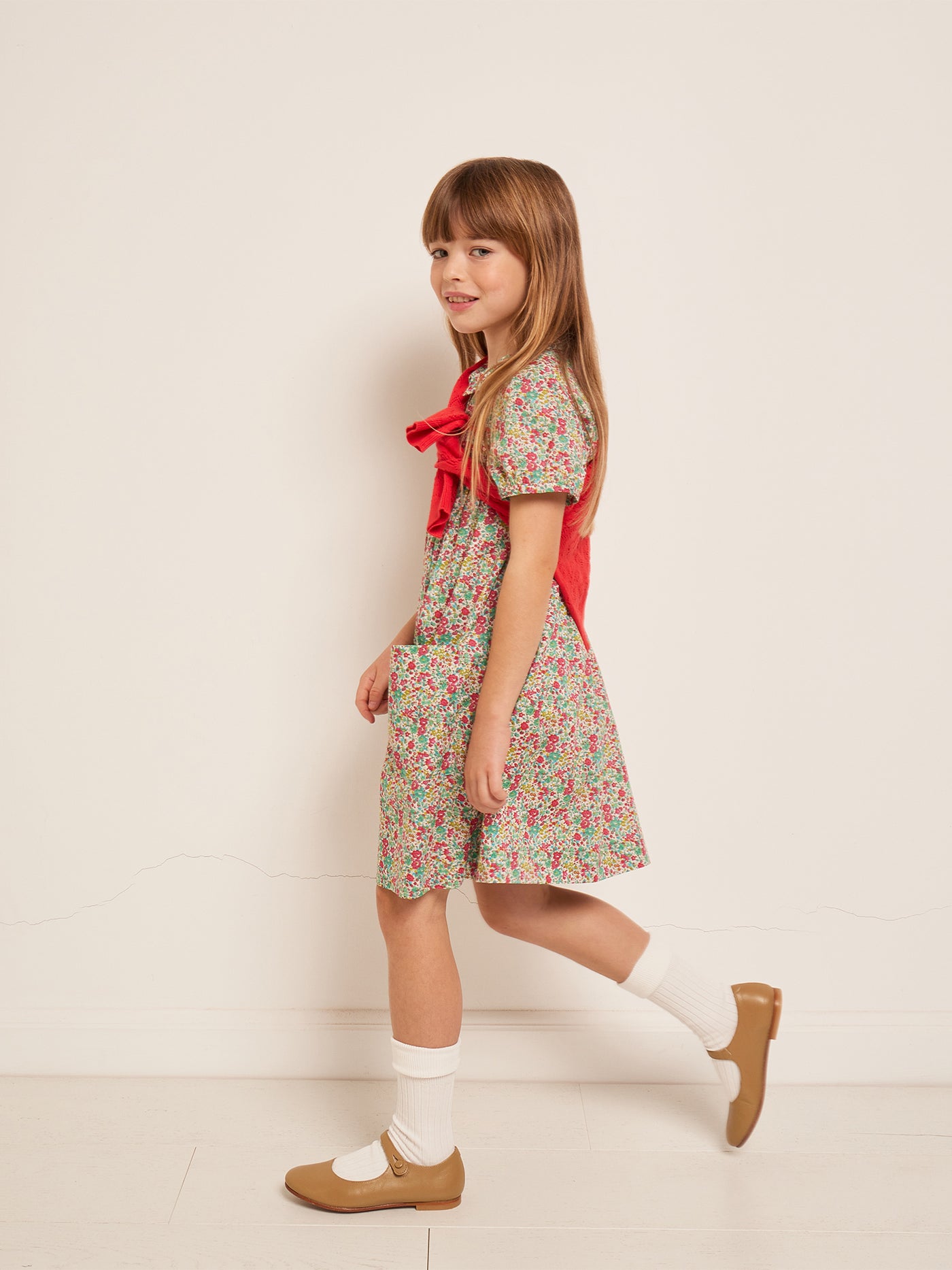 VERANO 2023 LOOK CON VESTIDO CON PUNTO SMOCK DE NIÑA