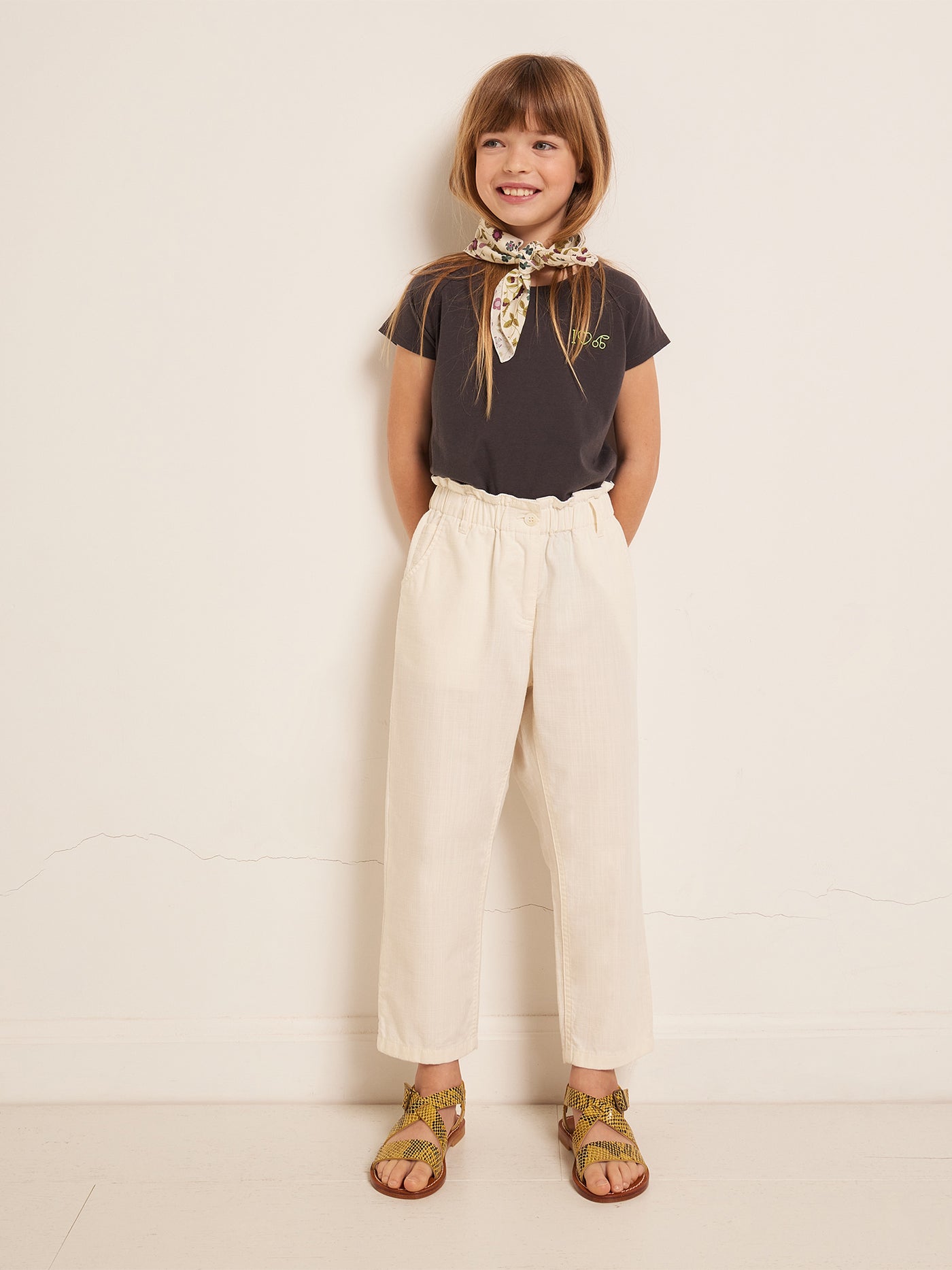 VERANO 2023 LOOK CON PANTALÓN BLANCO DE NIÑA