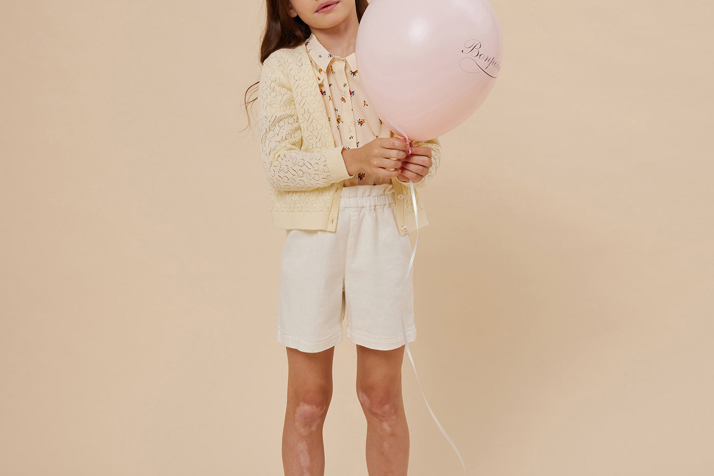 Verano 2024 look con cárdigan calado con estampado de cerezas de niña