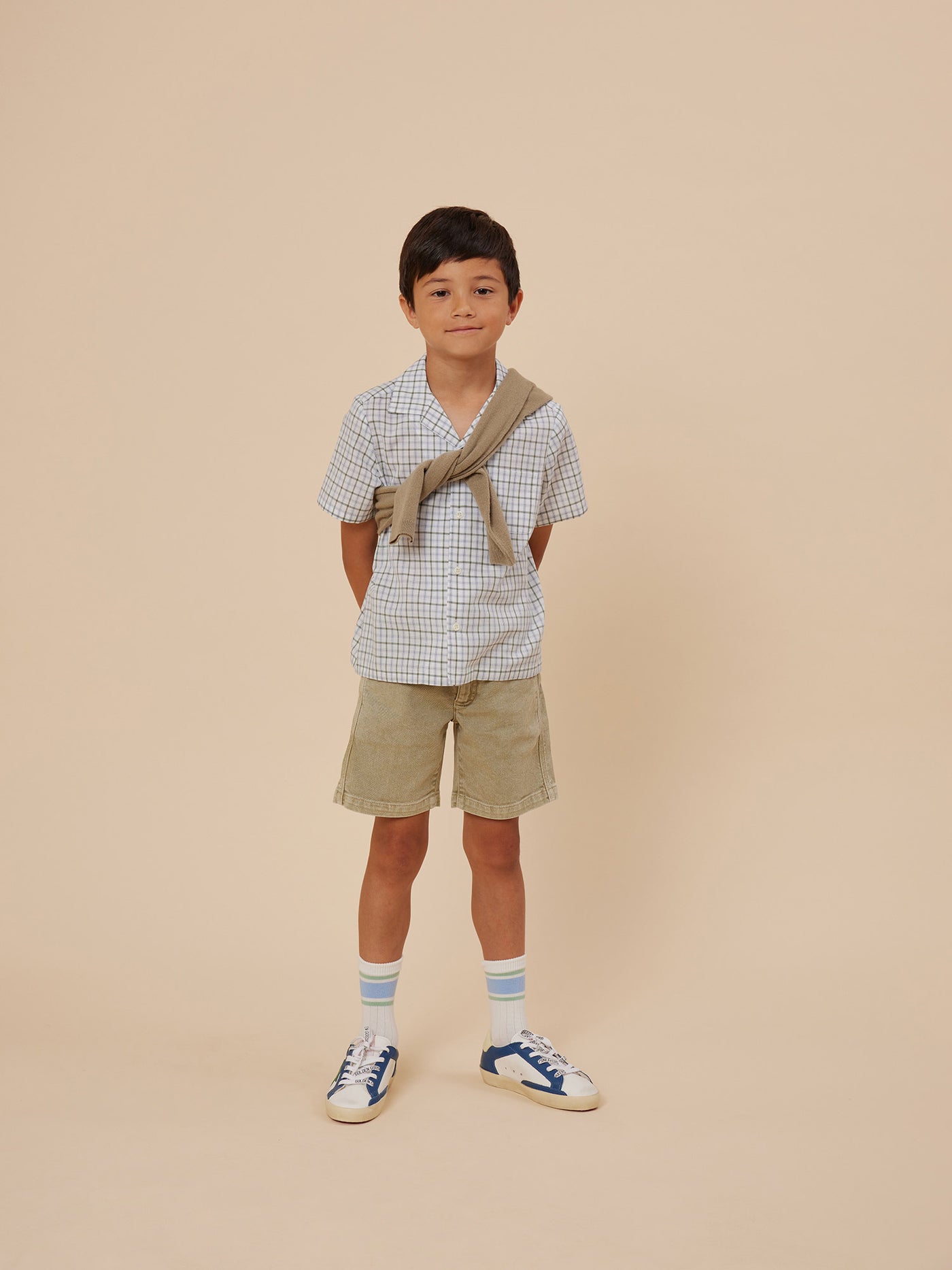 Verano 2024 look con camisa verde grisácea de niño