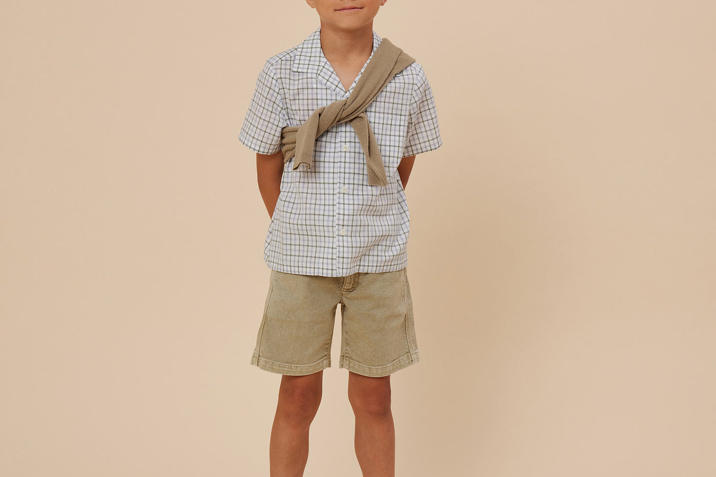 Verano 2024 look con camisa verde grisácea de niño