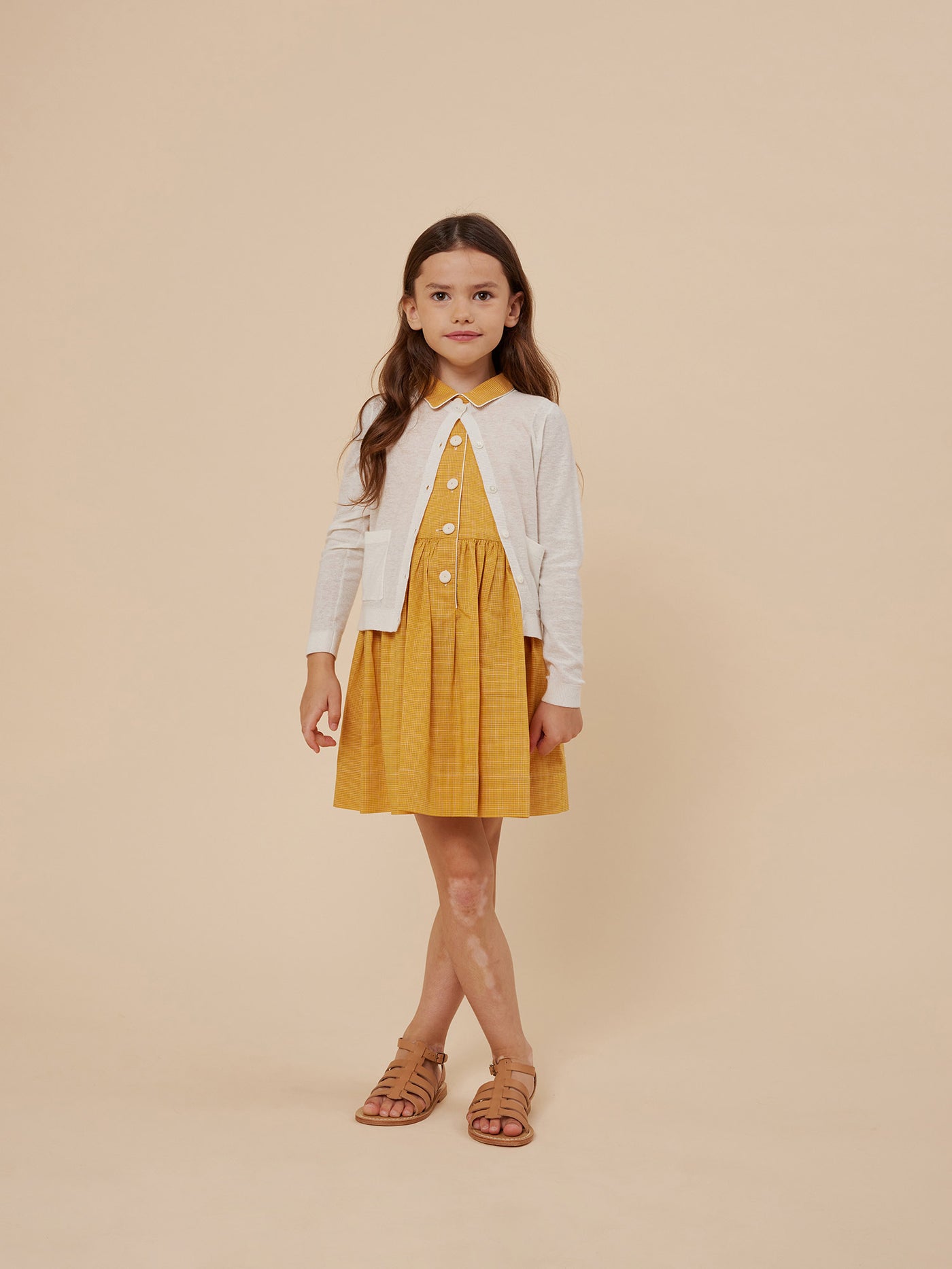 Verano 2024 look con vestido abotonado de niña