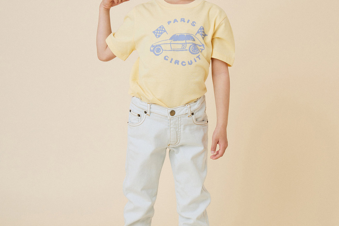 Verano 2024 look con camiseta color amarillo claro de niño