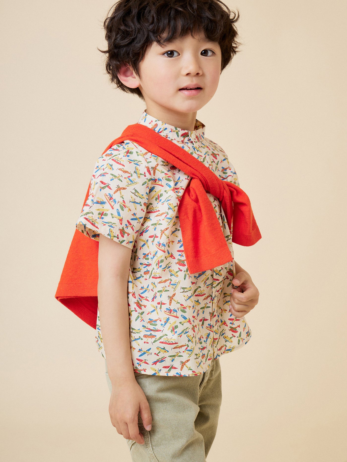 Verano 2024 look con camisa de tejido Liberty de niño