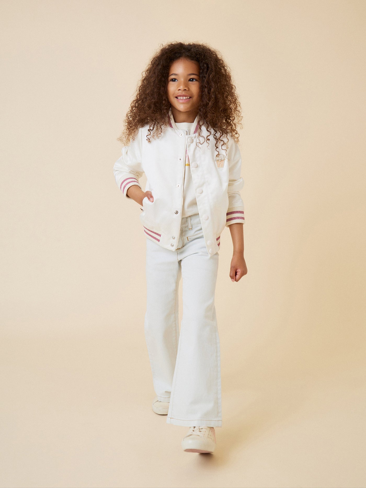 Verano 2024 look con chaqueta de satén de niña