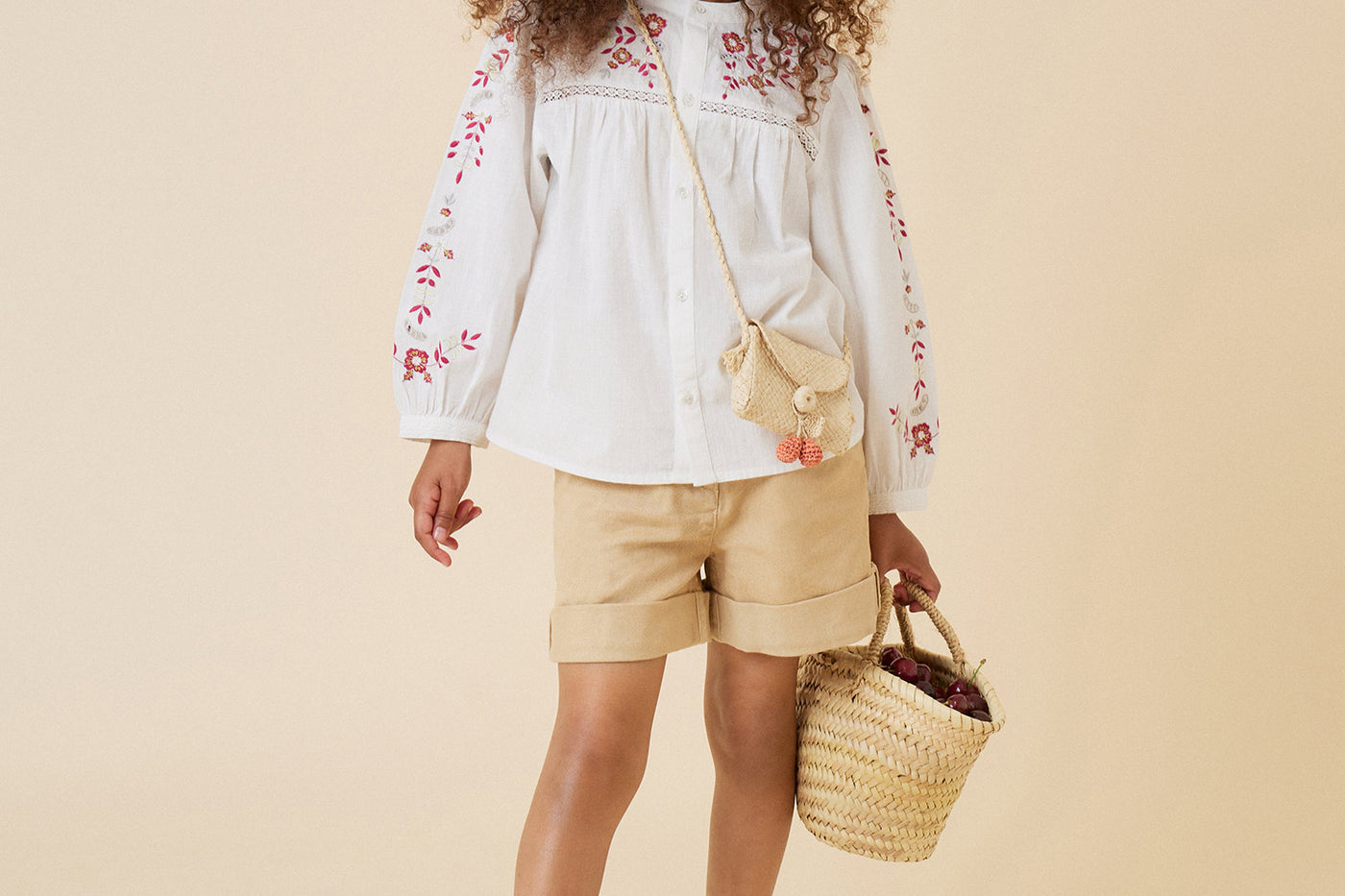 Verano 2024 look con camisa de algodón bordada de niña