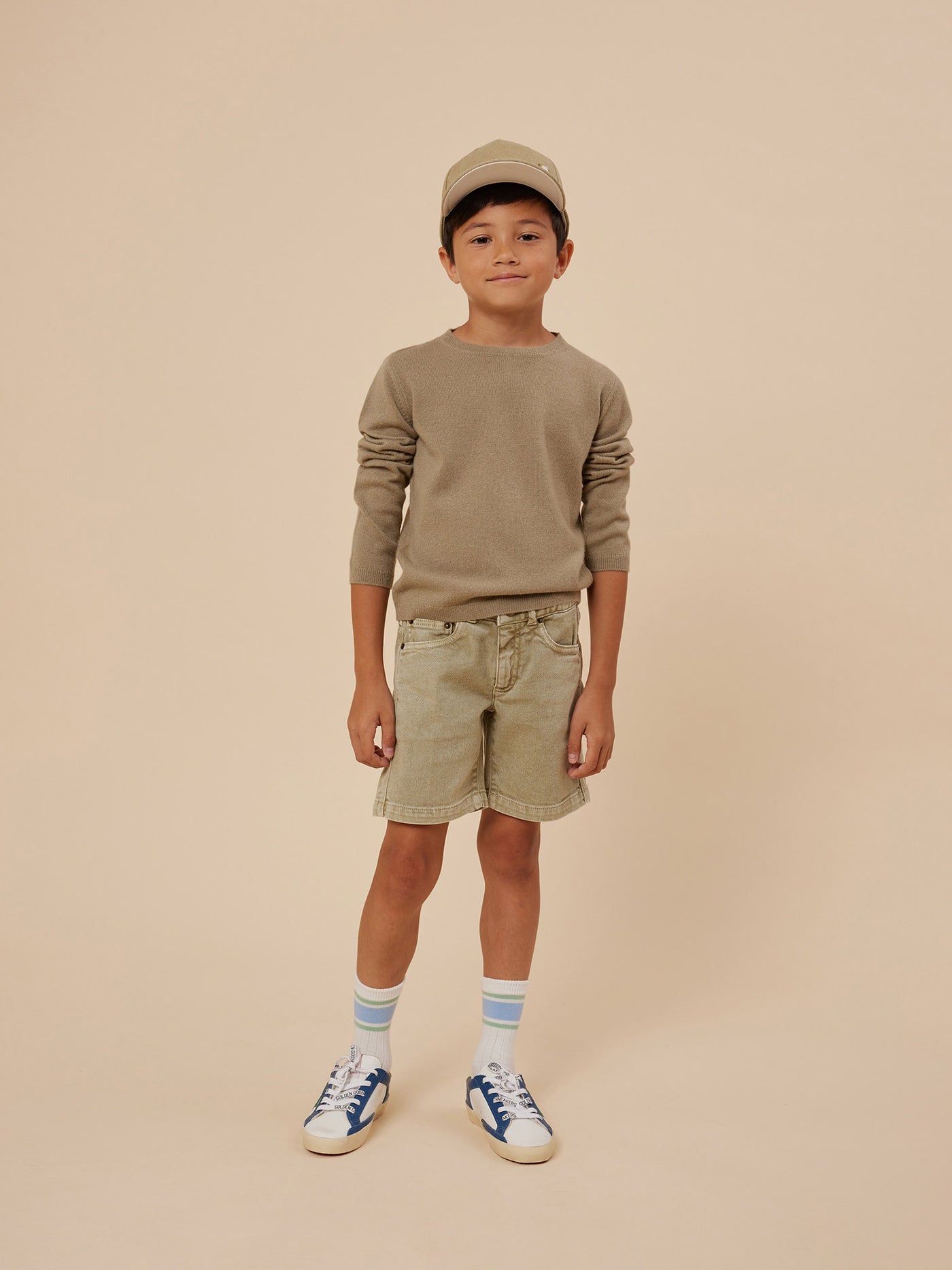 Verano 2024 look con jersey de cachemir de niño