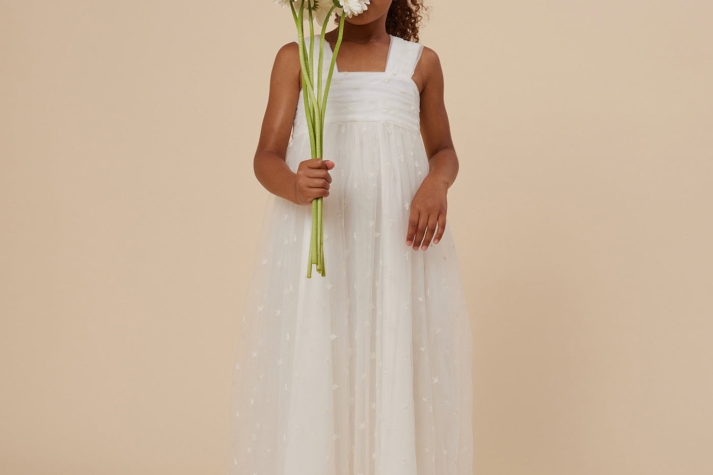 Verano 2024 look con vestido de tul bordado de niña