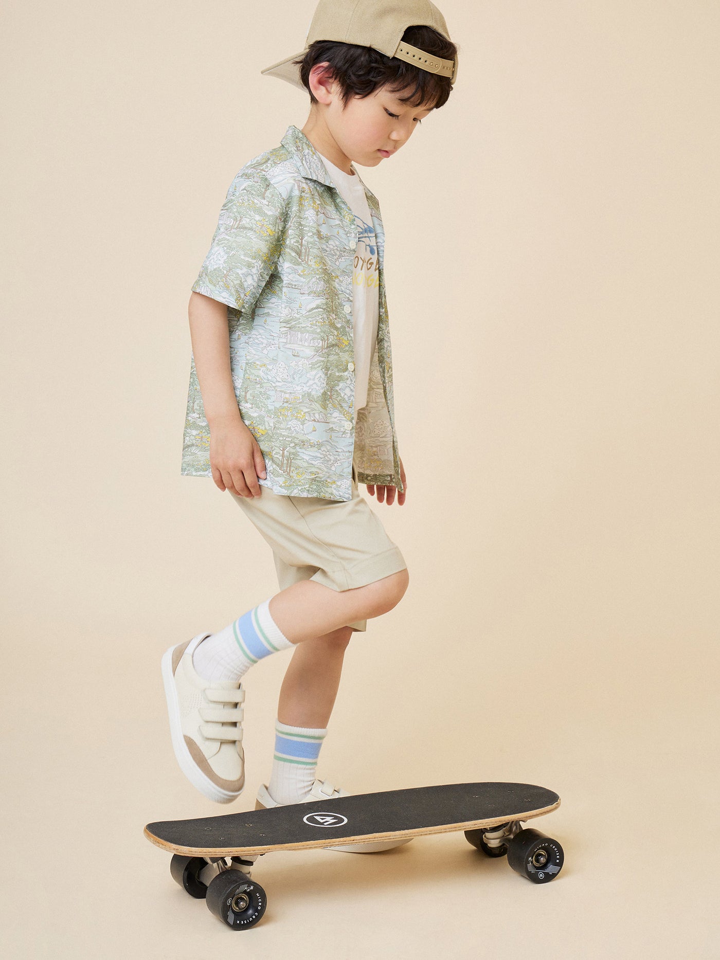 Verano 2024 look con camisa estampada de niño