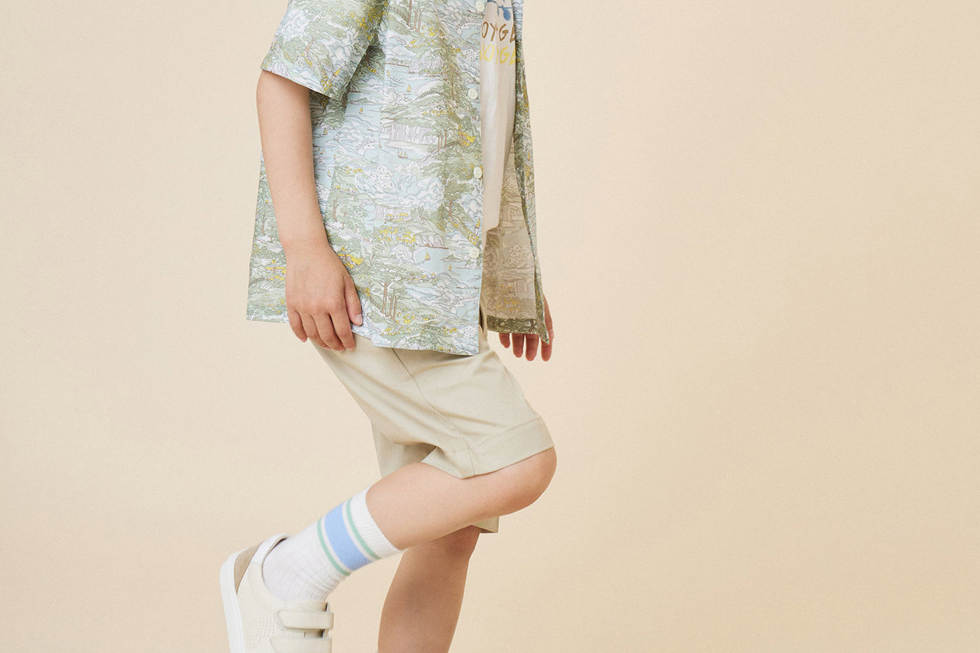 Verano 2024 look con camisa estampada de niño