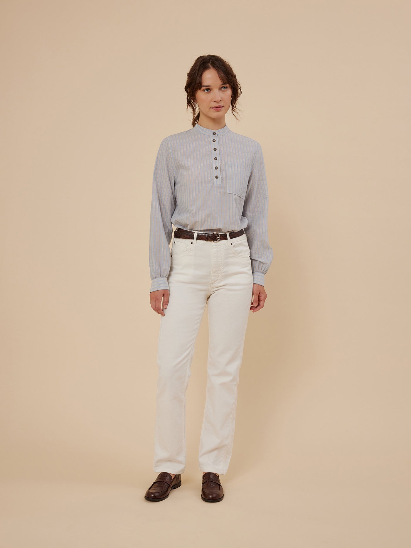 Verano 2024 look con camisa de rayas de mujer