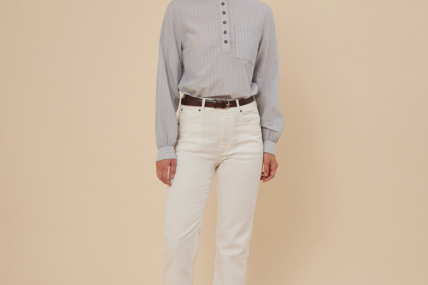 Verano 2024 look con camisa de rayas de mujer