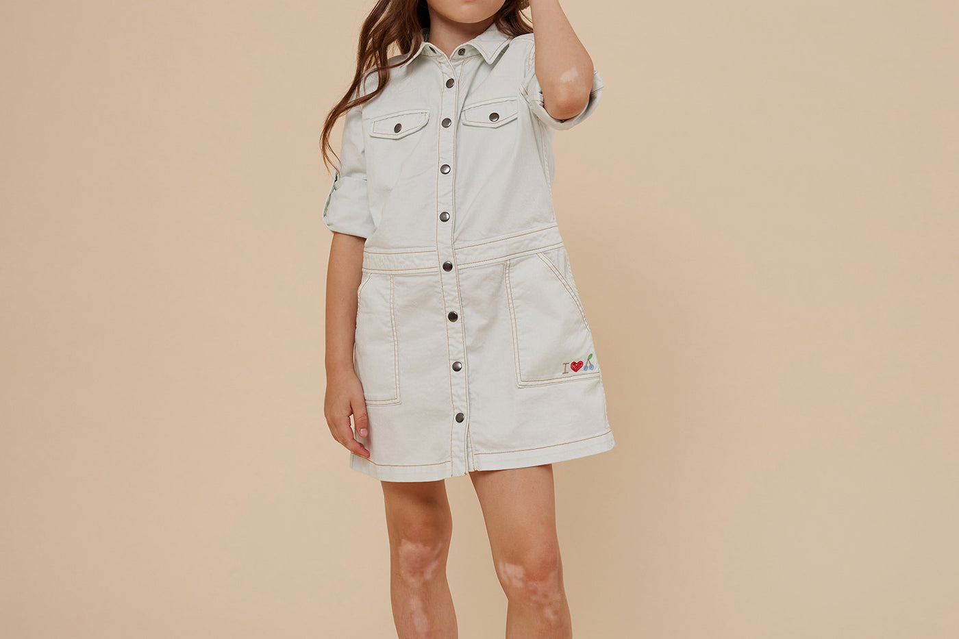 Verano 2024 look con vestido vaquero de niña