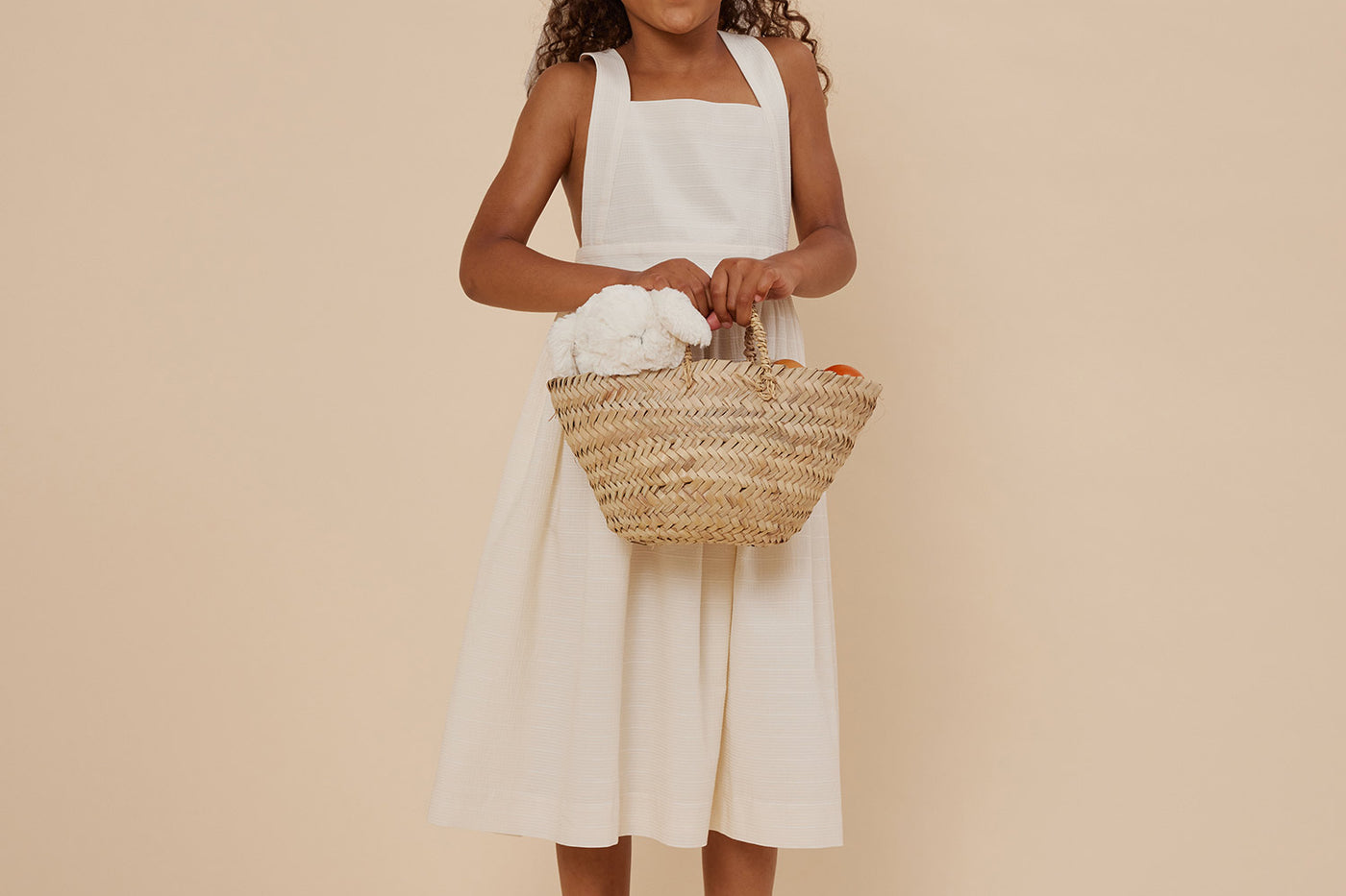 Verano 2024 look con vestido de seersucker blanco de niña