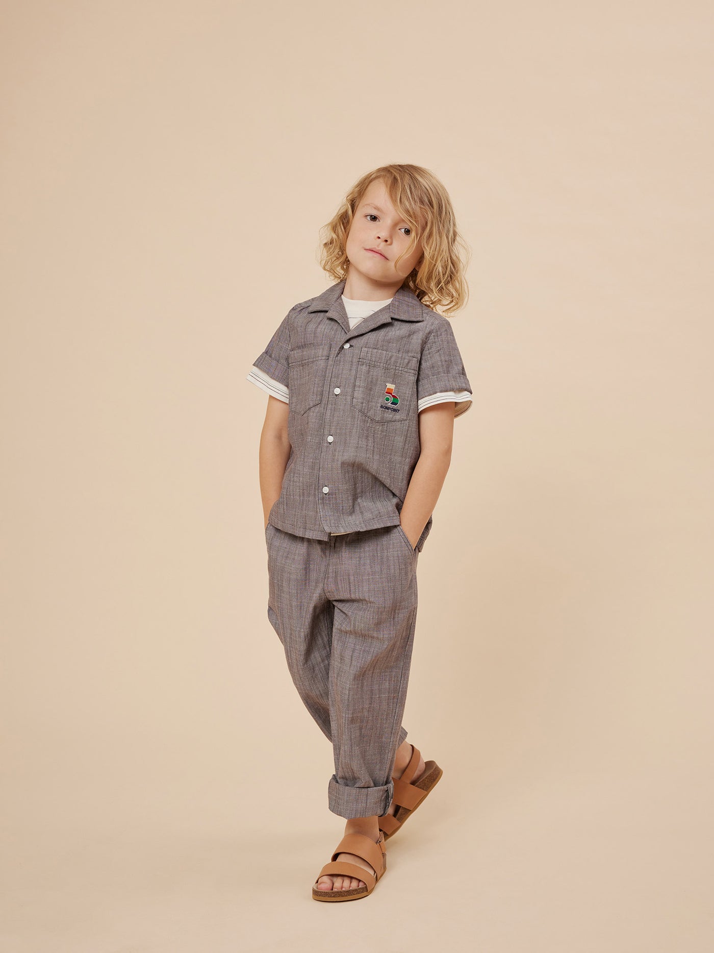 Verano 2024 look con camisa gris pizarra de niño