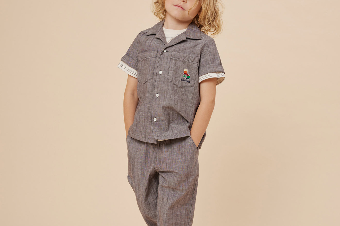 Verano 2024 look con camisa gris pizarra de niño