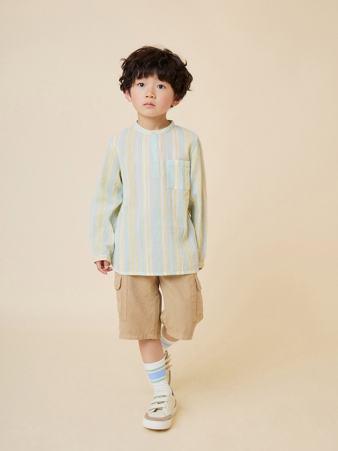 Verano 2024 look con camisa de algodón de rayas de niño