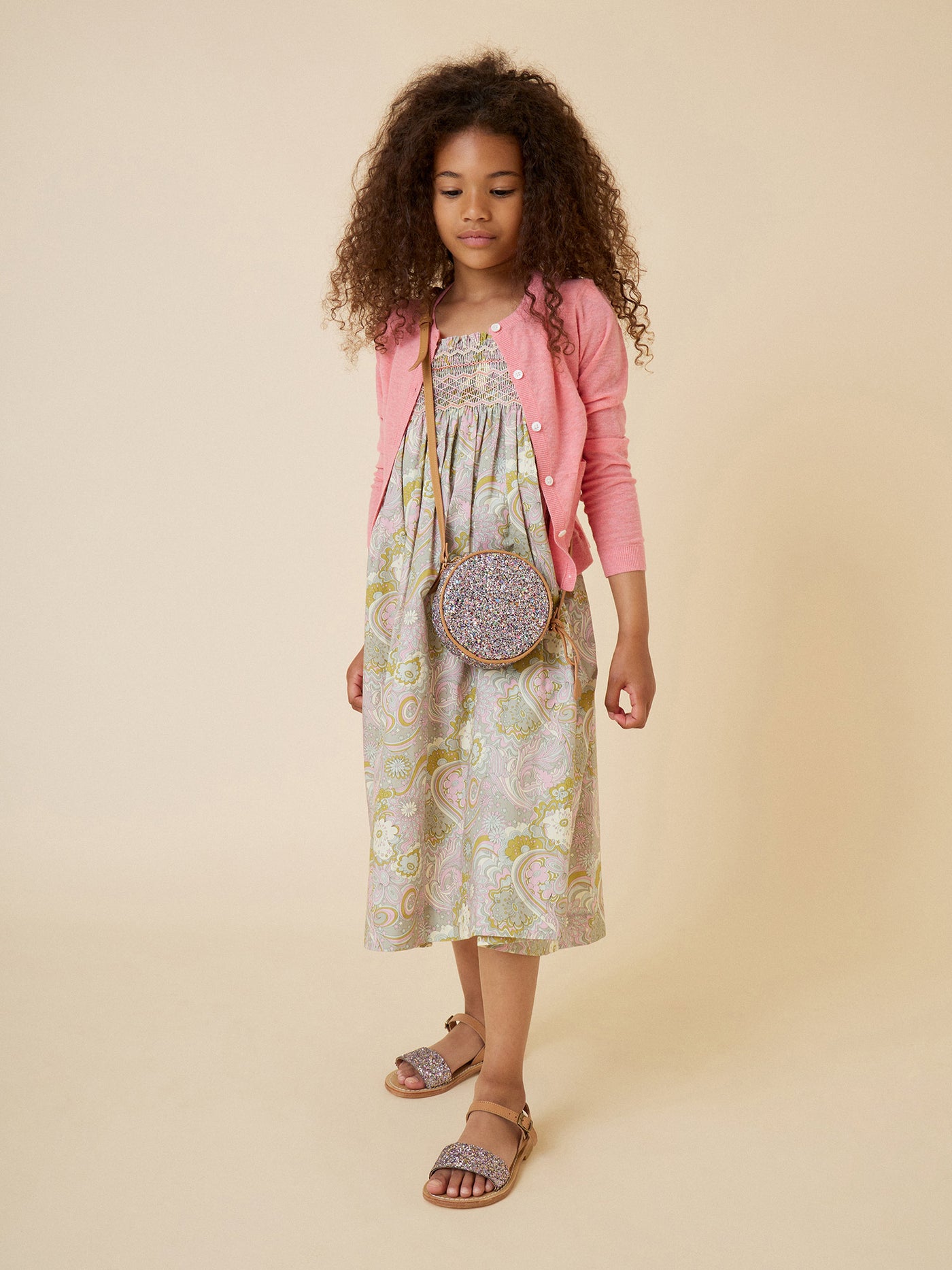 Verano 2024 look con vestido de algodón de niña