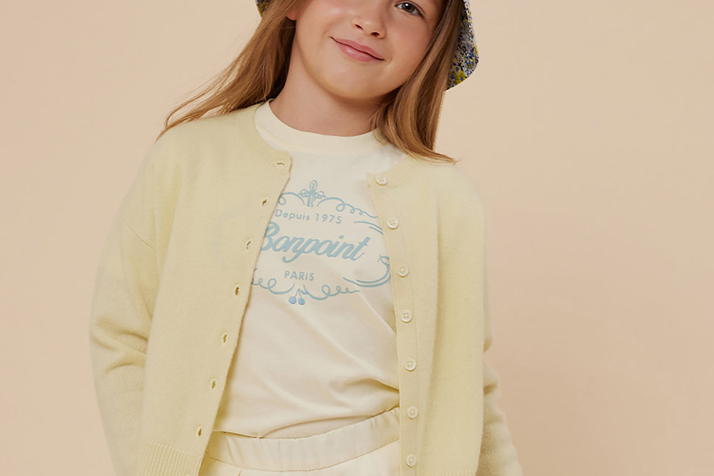Verano 2024 look con cárdigan amarillo claro de niña